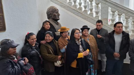 Simpatizantes de Morales resguardan su busto en el Legislativo