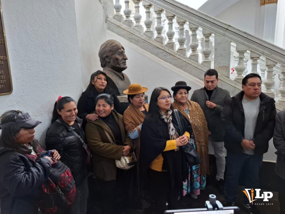 Simpatizantes de Morales resguardan su busto en el Legislativo