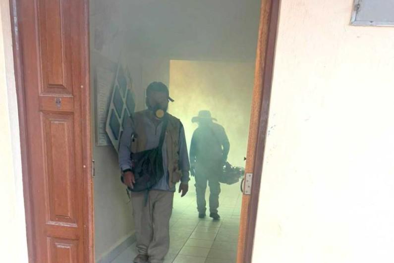 Personal de la Unidad de Vectores del SEDES Potosí realiza labores de fumigación en zonas críticas para frenar el avance del chikunguña.