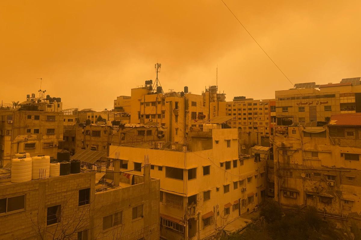 Una fuerte tormenta de arena azota Gaza agravando la situación de los desplazados por el conflicto