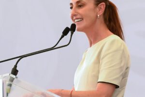 una mujer dando discurso