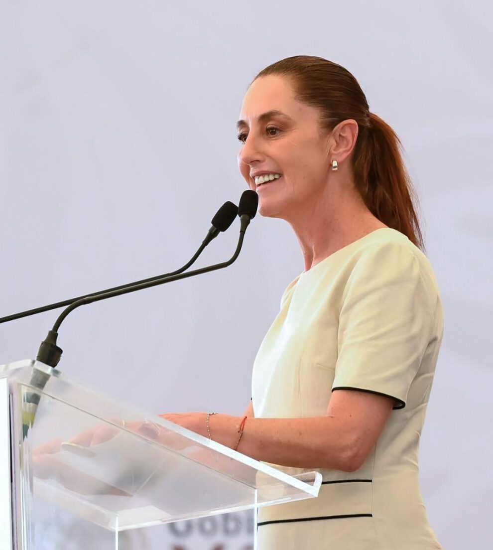 una mujer dando discurso