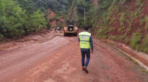 un señor y un tractor en carretera
