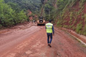 un señor y un tractor en carretera