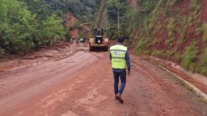 un señor y un tractor en carretera