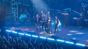 grupo de rock en concierto