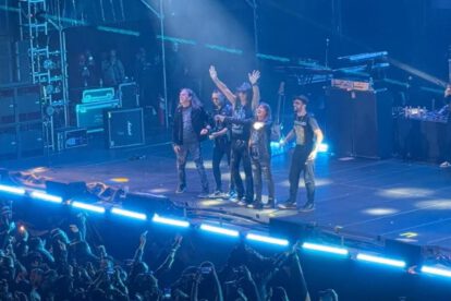 grupo de rock en concierto