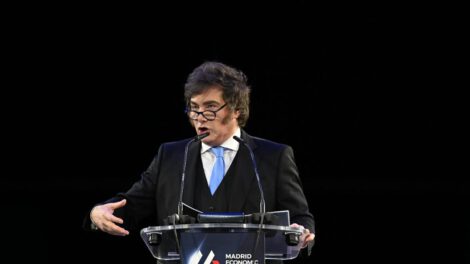 un señor en un atril