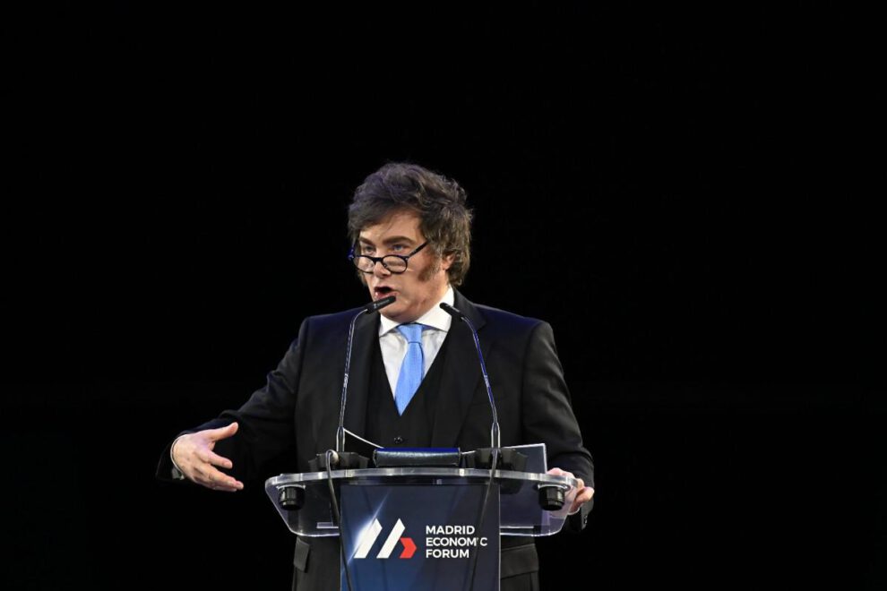 un señor en un atril