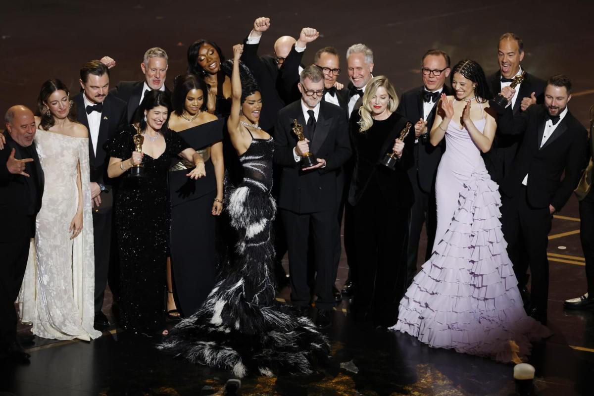 Elenco de 'Una batallas tras otra' festejando tras ganar un Oscar