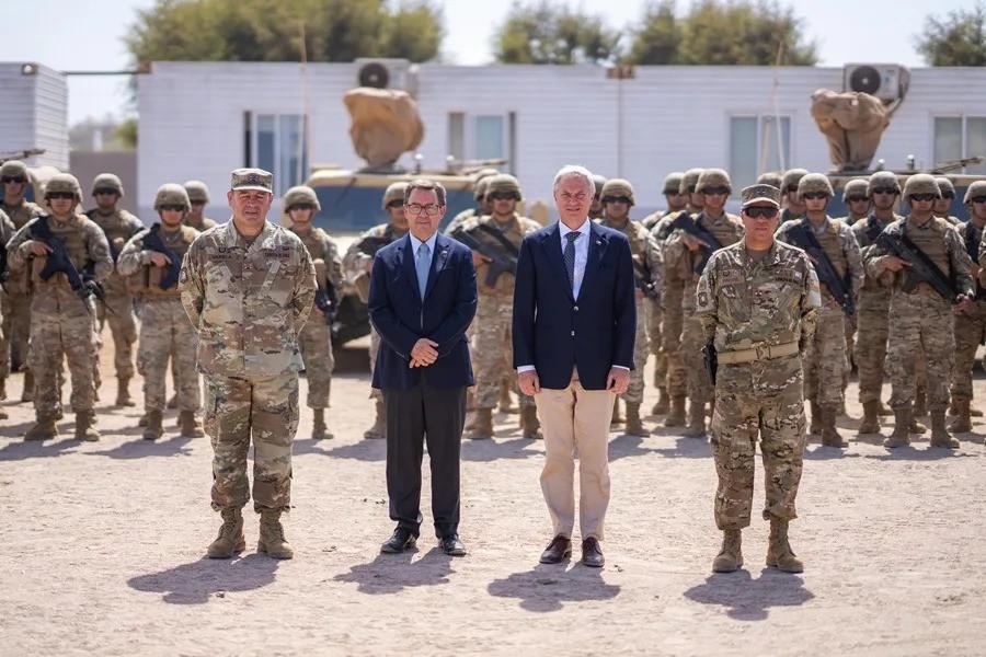 El mandatario, José Antonio Kast (c-d), junto al ministro de Defensa Nacional, Fernando Barros (c-i)