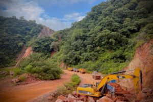 Tras los deslizamientos registrados la pasada semana, la Administradora Boliviana de Carreteras intensifica las labores de limpieza en la ruta Tarija – Villa Montes.