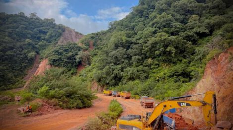 Tras los deslizamientos registrados la pasada semana, la Administradora Boliviana de Carreteras intensifica las labores de limpieza en la ruta Tarija – Villa Montes.