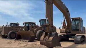 Maquinaria desplazada para la excavación de zanjas en la frontera