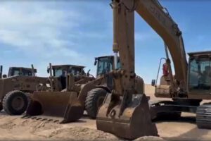 Maquinaria desplazada para la excavación de zanjas en la frontera