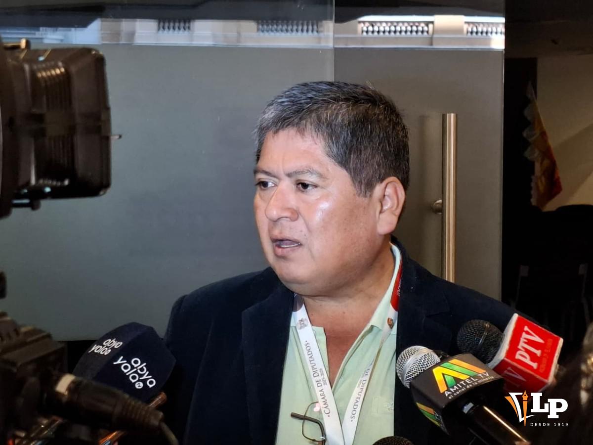 El diputado Rudy Pantaleón en conferencia de prensa