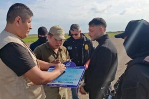 El uruguayo Sebastián Marset (cd) antes de abordar un avión tras su captura en Santa Cruz