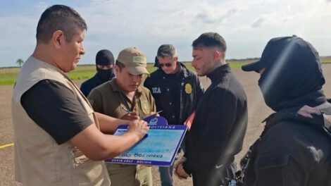 El uruguayo Sebastián Marset (cd) antes de abordar un avión tras su captura en Santa Cruz