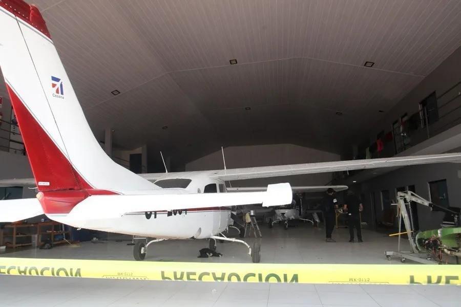 Una avioneta confiscada durante un operativo policial contra el narcotraficante Sebastián Marset en un hangar de Santa Cruz