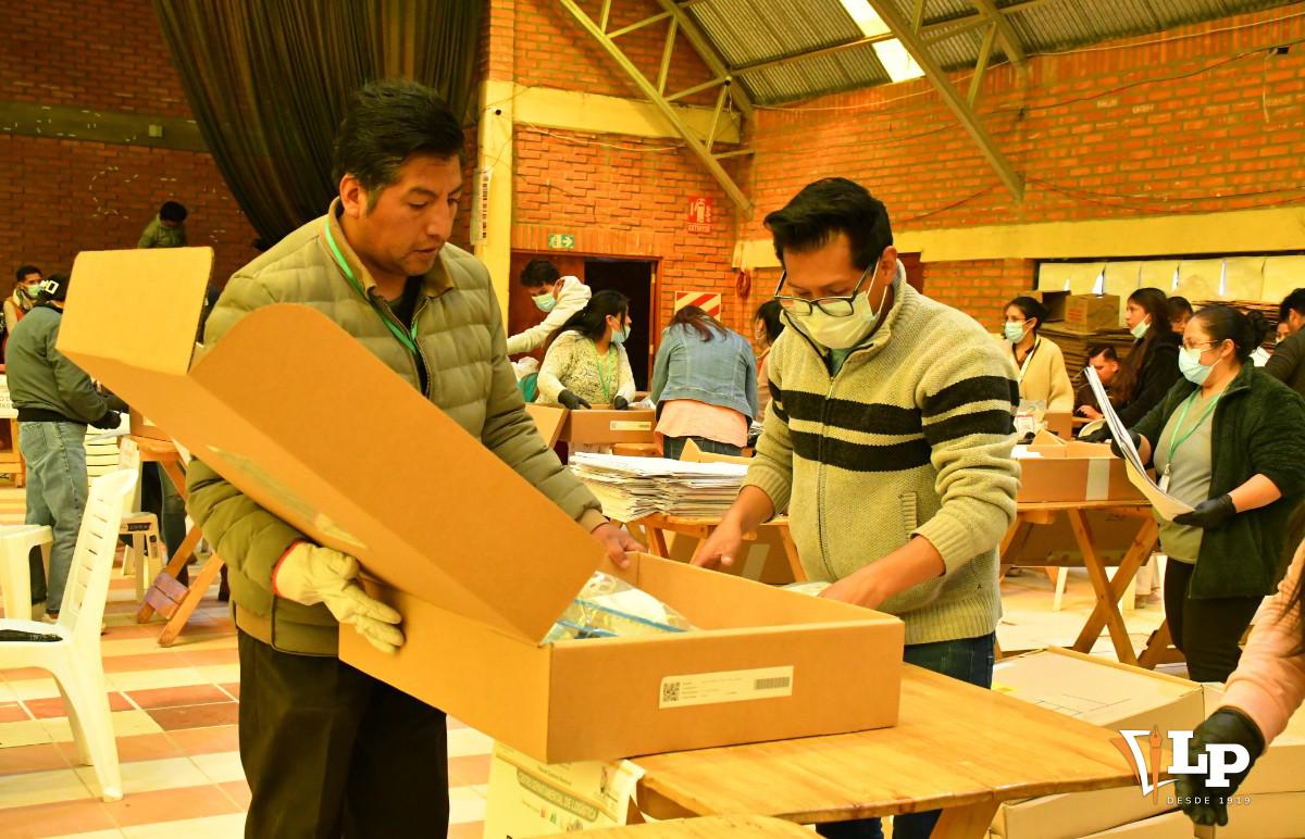 Armado de maletas electorales en Oruro