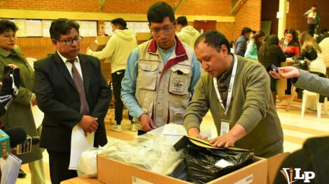 Armado de maletas electorales en Oruro