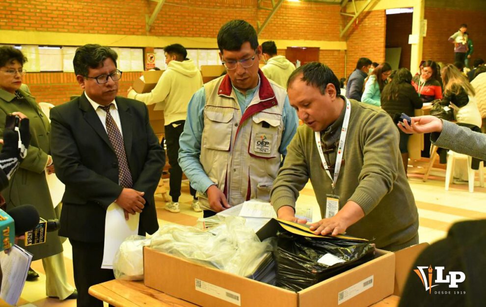 Armado de maletas electorales en Oruro