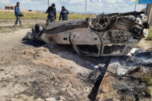 Vecinos de la zona Villa Andrade, incendiaron el vehículo en el que se transportaban los supuestos delincuentes