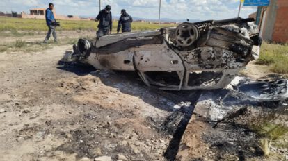 Vecinos de la zona Villa Andrade, incendiaron el vehículo en el que se transportaban los supuestos delincuentes
