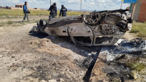 Vecinos de la zona Villa Andrade, incendiaron el vehículo en el que se transportaban los supuestos delincuentes