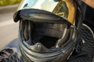 Un casco de motocicleta