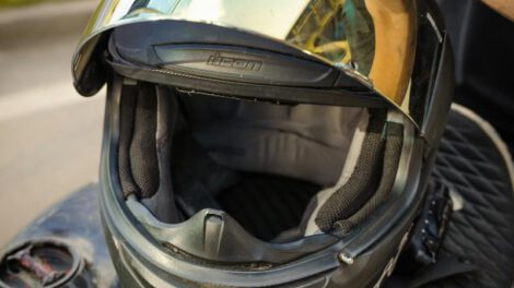 Un casco de motocicleta