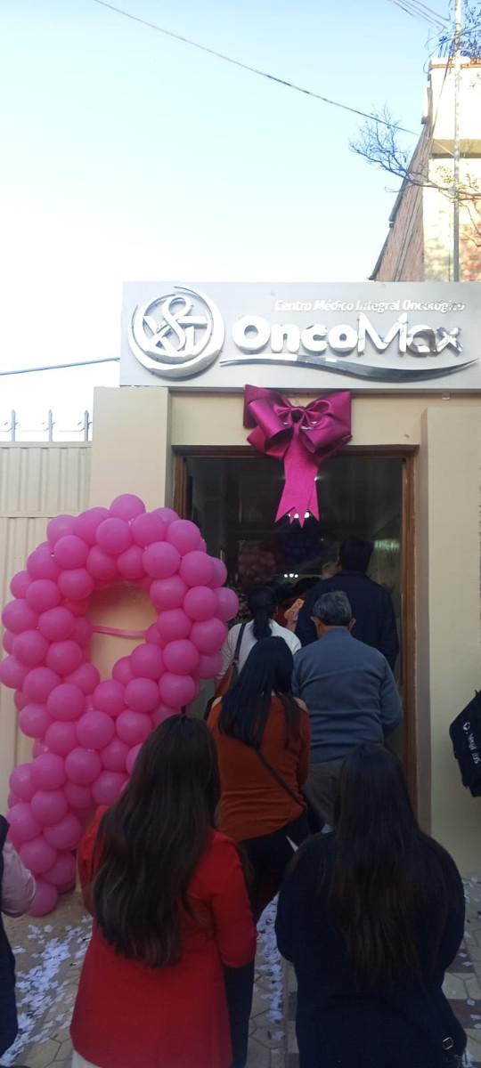 inauguración clínica oncológica en Oruro