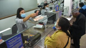 personas cobrando bono