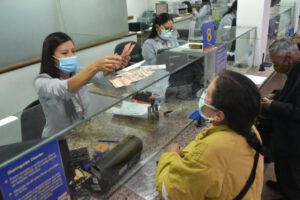 personas cobrando bono