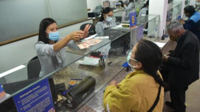 personas cobrando bono