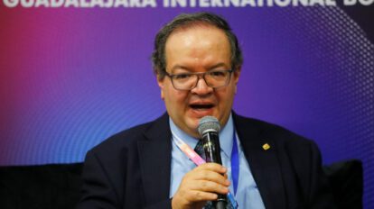 Un señor en conferencia