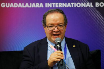 Un señor en conferencia