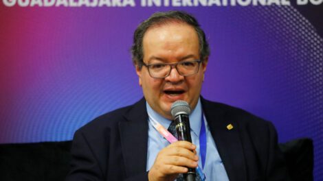 Un señor en conferencia