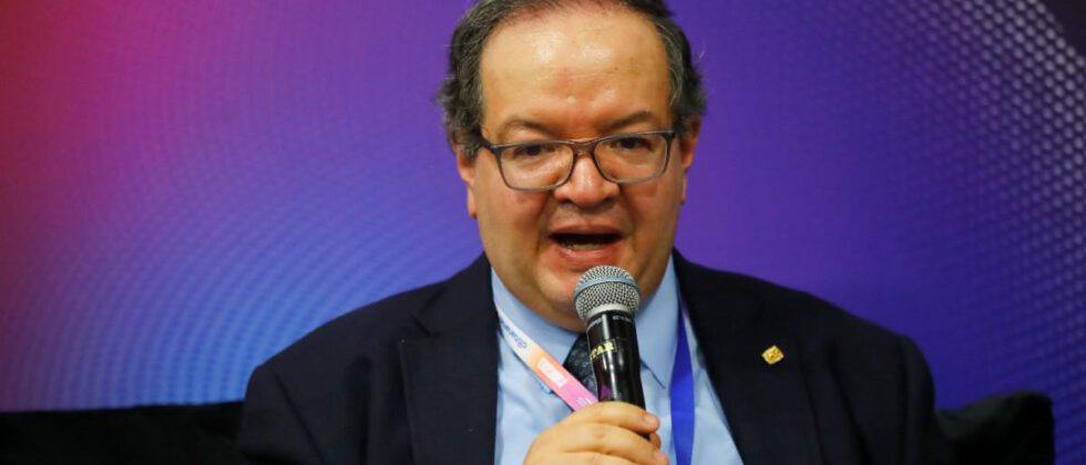 Un señor en conferencia