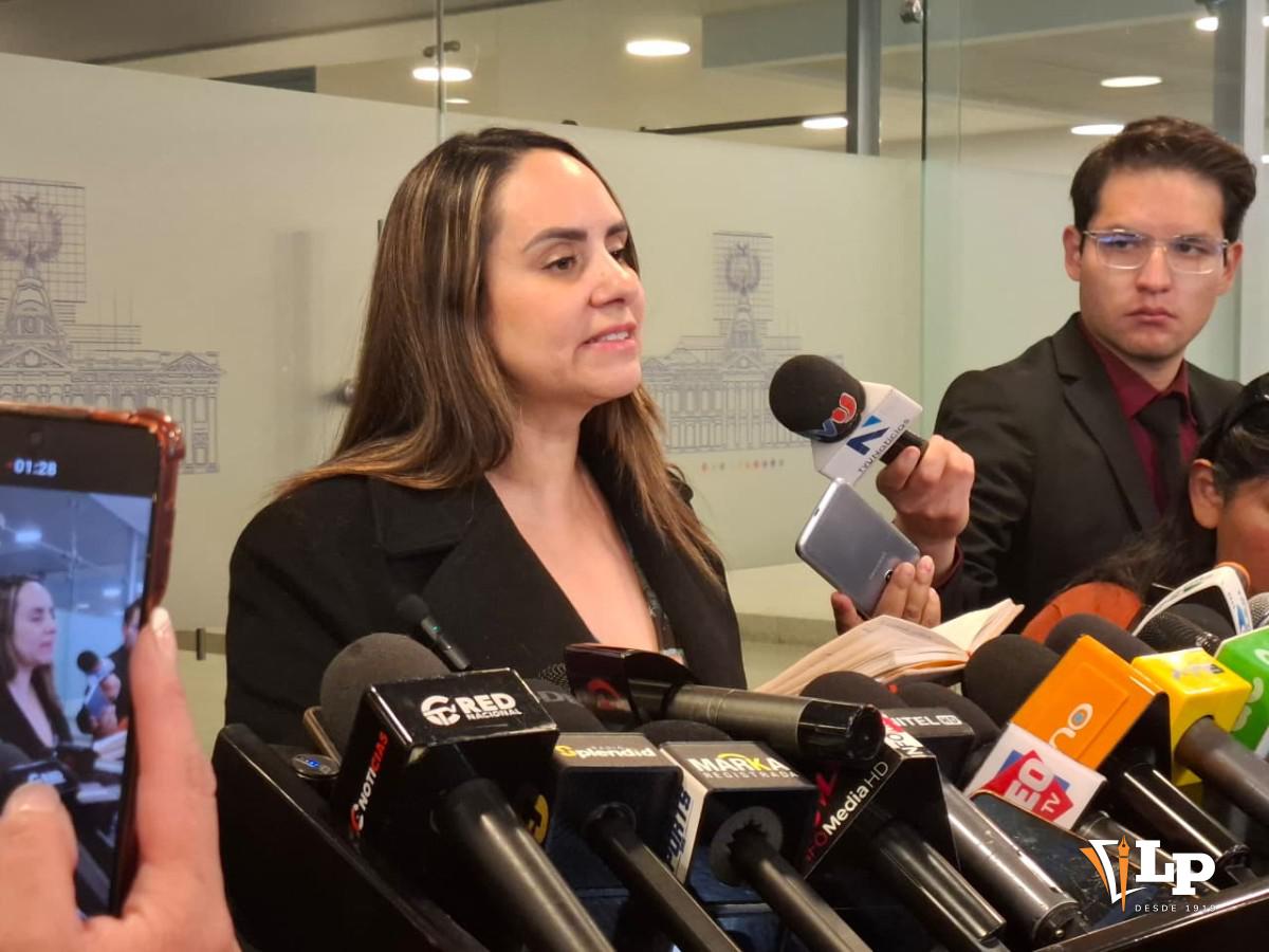 La diputada de Alianza Popular, Claudia Herbas, en conferencia de prensa