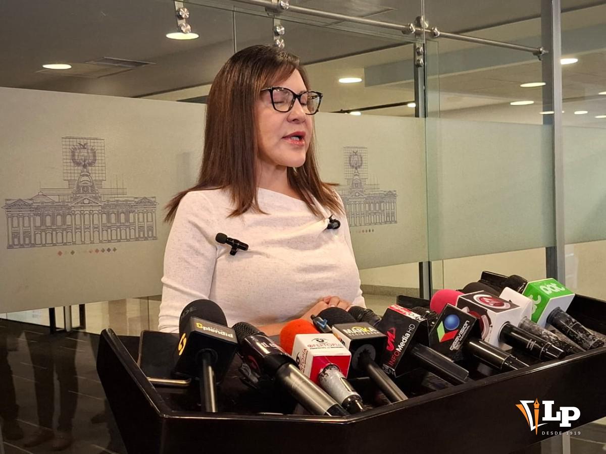 La diputada del PDC, Sandra Rivero, en conferencia de prensa