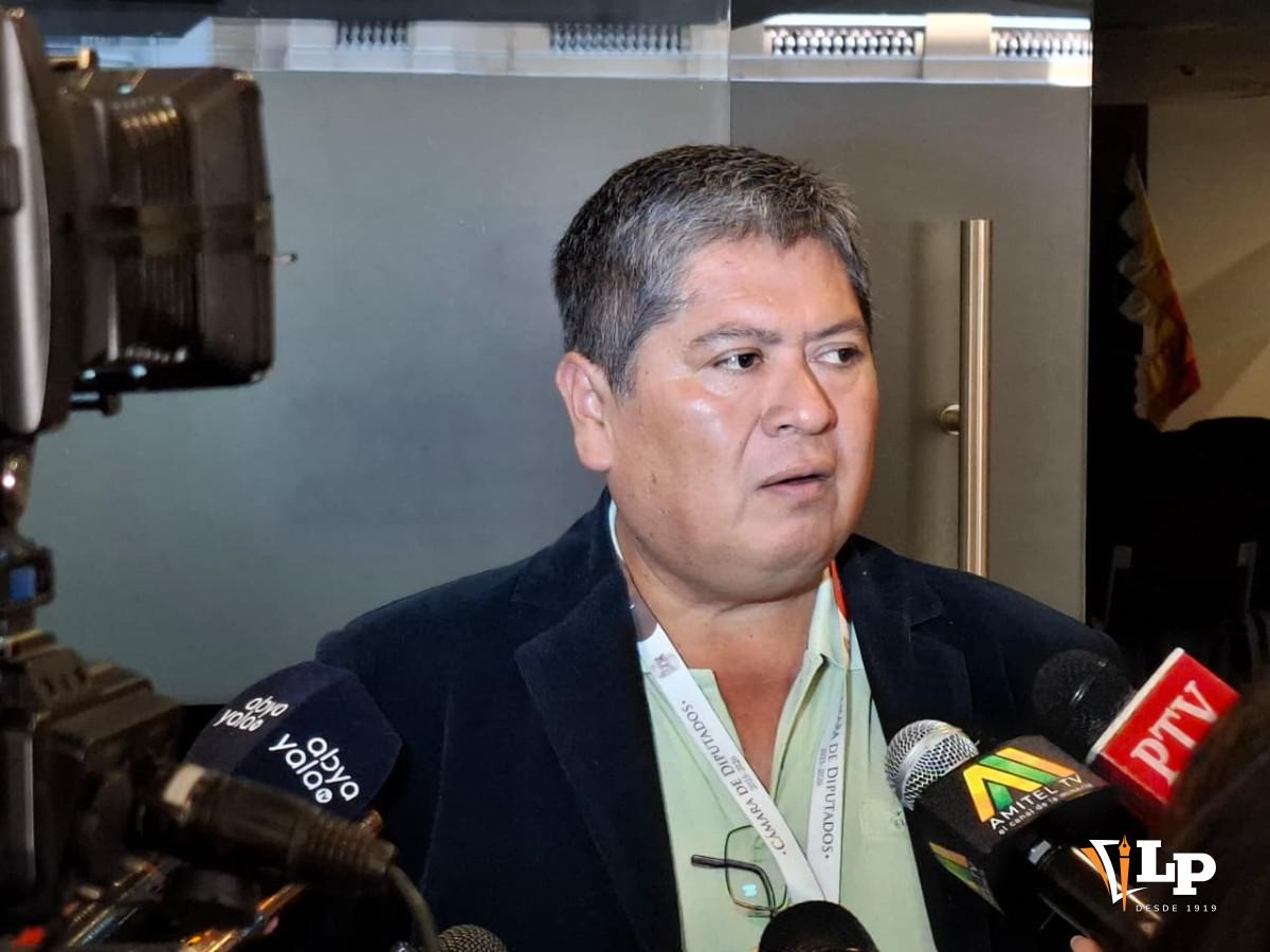 El diputado Rudy Pantaleón en conferencia de prensa