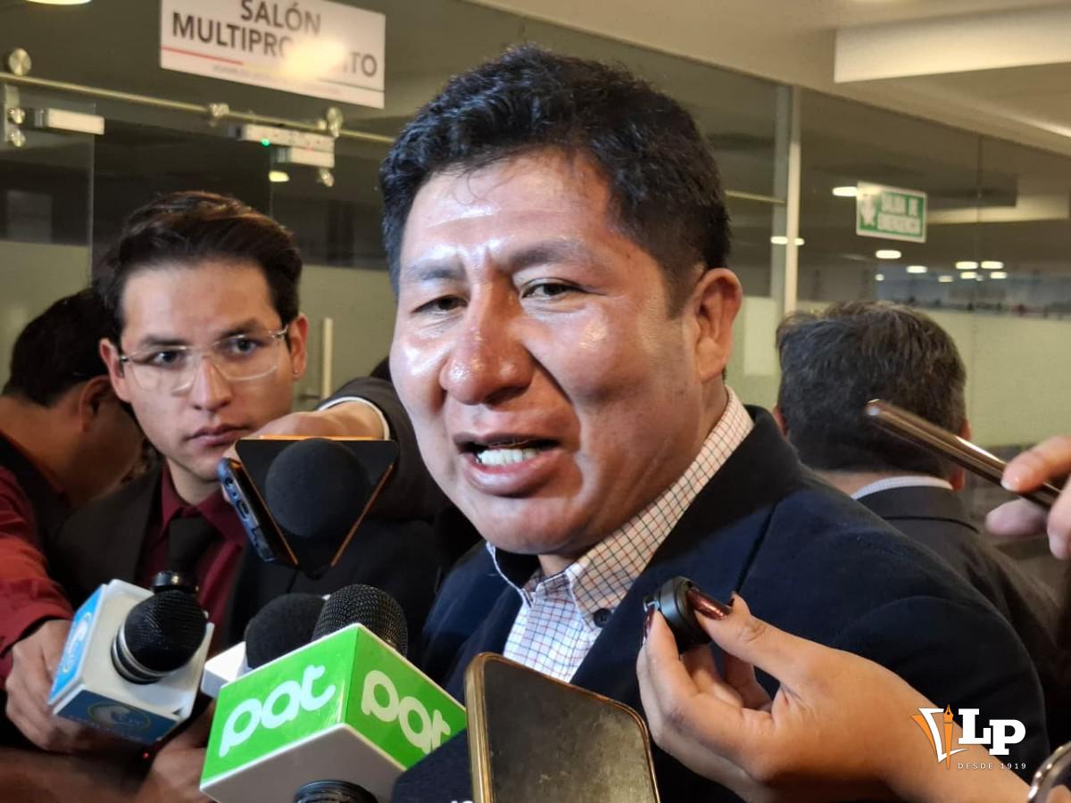 El senador Nicanor Cochi en conferencia de prensa