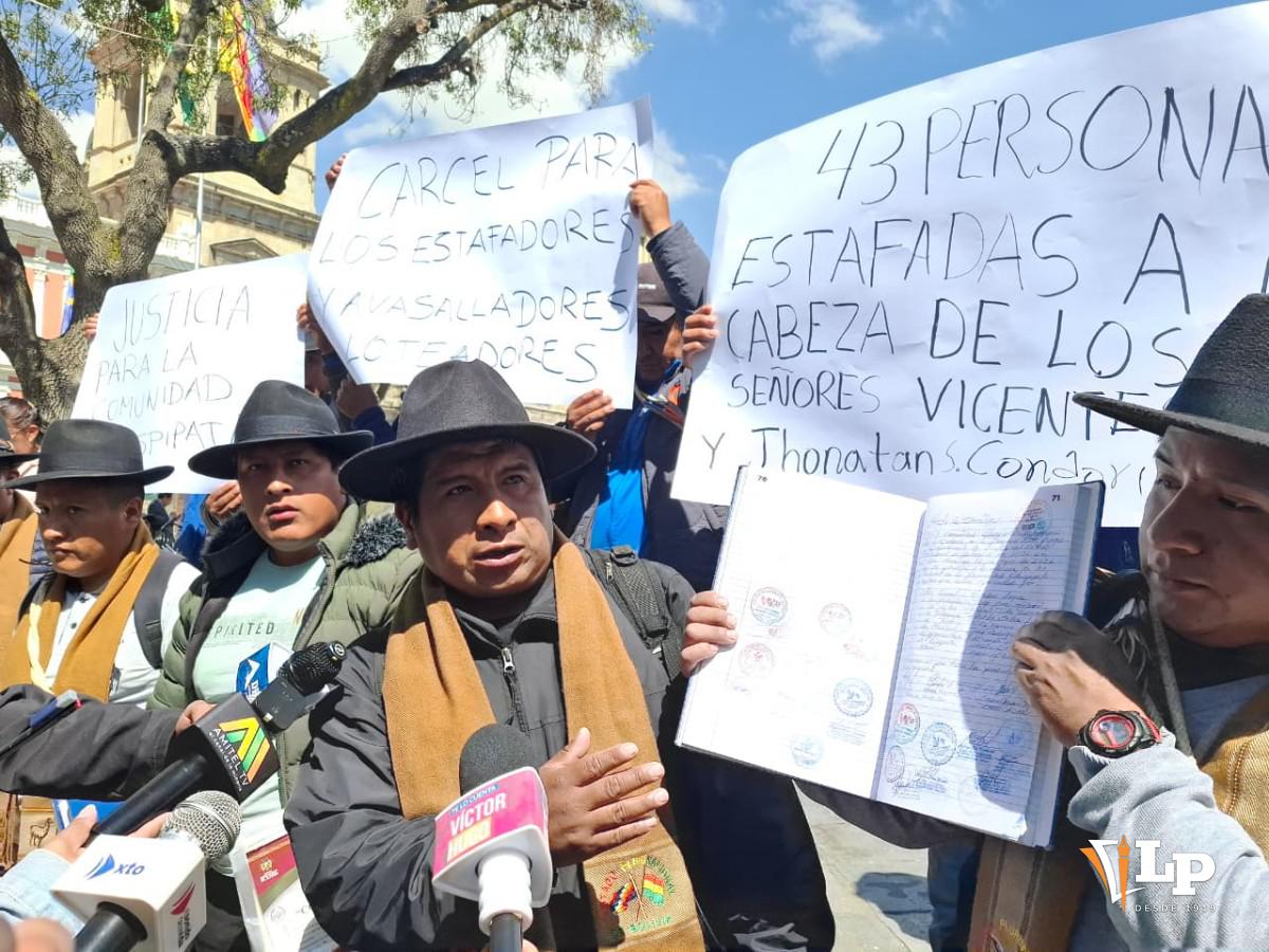 Dirigentes de Chuspipata en la Plaza Murillo