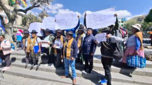 Dirigentes de Chuspipata en la Plaza Murillo