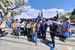 Dirigentes de Chuspipata en la Plaza Murillo