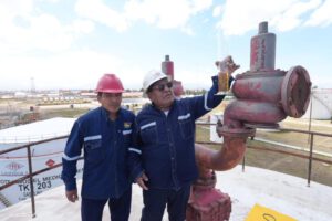 Choferes de Bolivia verifican la calidad del combustible