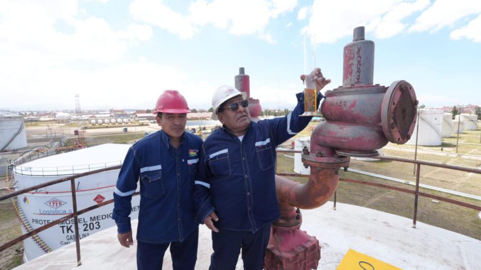 Choferes de Bolivia verifican la calidad del combustible