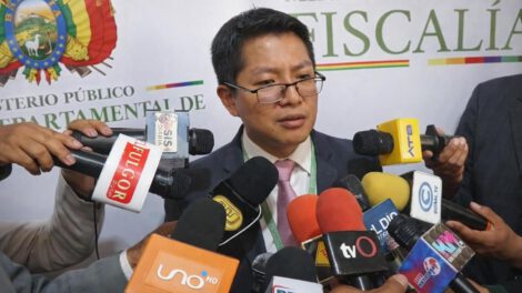 responsables de la Fiscalía brindando declaraciones a los medios de prensa