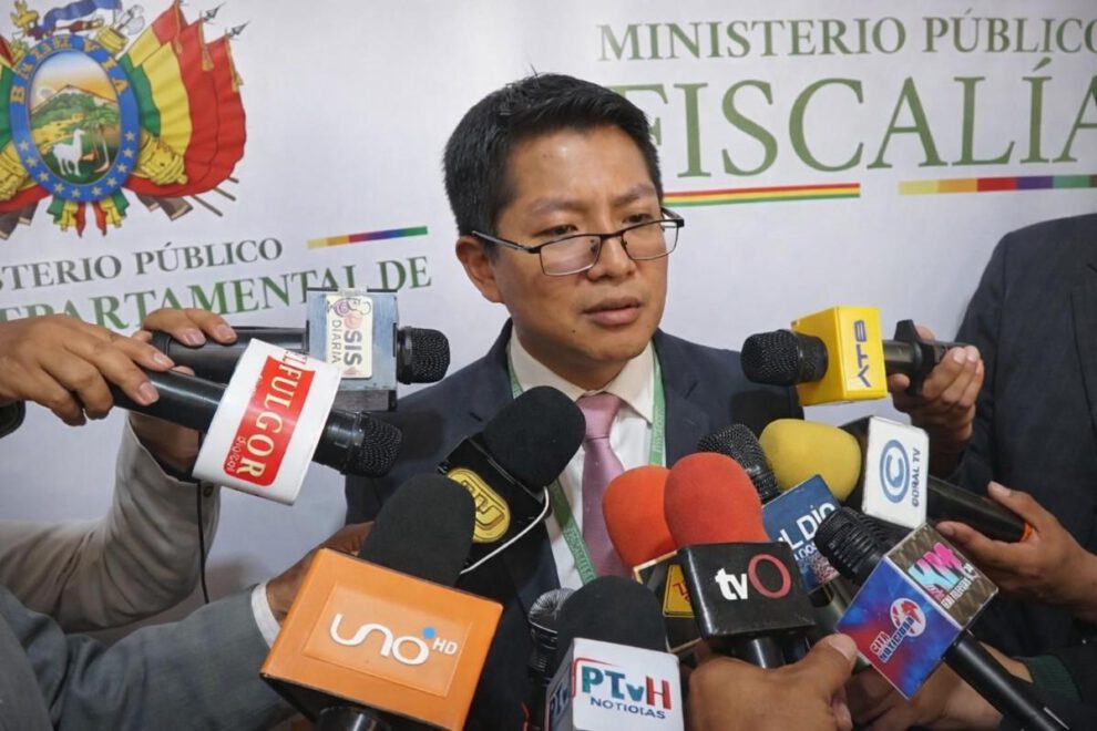 responsables de la Fiscalía brindando declaraciones a los medios de prensa